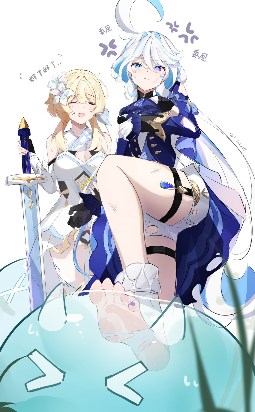 &gt;_&lt; 2girls absurdres ahoge anger_vein asymmetrical_gloves bare_shoulders barefoot black_gloves blonde_hair blue_eyes blue_hair blue_jacket blue_nails breasts cleavage closed_eyes closed_mouth commentary_request dated dress drop-shaped_pupils frown furina_(genshin_impact) genshin_impact gloves hand_on_hilt heterochromia highres huge_ahoge hydro_slime_(genshin_impact) injury jacket large_breasts long_hair lumine_(genshin_impact) mismatched_gloves multicolored_hair multiple_girls nail_polish open_mouth ouji_fashion planted planted_sword planted_weapon scratches short_hair_with_long_locks silver_sword_(genshin_impact) simple_background slime_(creature) slime_(genshin_impact) soles stomping streaked_hair sword symbol-shaped_pupils toenail_polish toenails translation_request very_long_hair voi_271 weapon white_background white_dress white_gloves white_hair
