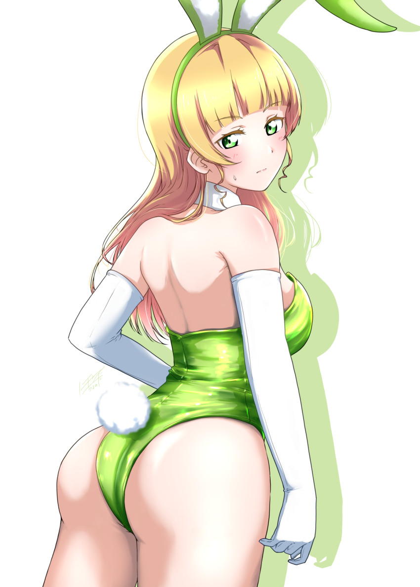 1girl absurdres animal_ears bare_legs blonde_hair blunt_bangs breasts commentary_request cowboy_shot detached_collar elbow_gloves from_behind gloves green_eyes green_leotard heanna_sumire highres leotard long_hair looking_at_viewer looking_back love_live! love_live!_superstar!! medium_breasts noochan_chonoda playboy_bunny rabbit_ears rabbit_tail simple_background solo strapless strapless_leotard tail white_background white_gloves