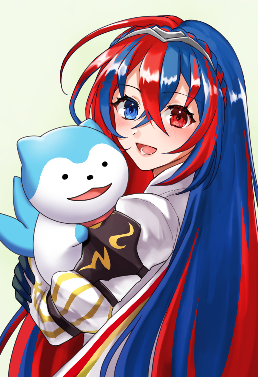 1girl female_alear_(fire_emblem) blue_eyes blue_hair blush commentary_request creature crossed_bangs fire_emblem fire_emblem_engage grey_hairband hair_between_eyes hairband hazuki_(nyorosuke) heterochromia highres long_hair long_sleeves looking_at_viewer lower_teeth_only multicolored_hair nintendo open_mouth red_eyes red_hair simple_background smile sommie_(fire_emblem) split-color_hair teeth two-tone_hair very_long_hair white_background