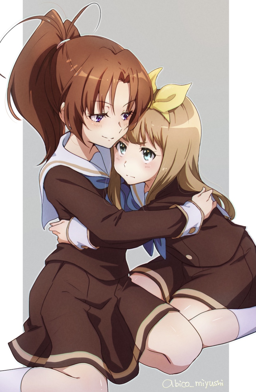2girls abicomiyushi absurdres annoyed artist_name black_hair blue_neckerchief blush brown_hair brown_shirt brown_skirt closed_mouth green_eyes hair_ribbon hibike!_euphonium highres kitauji_high_school_uniform long_hair long_sleeves looking_at_another multiple_girls nakagawa_natsuki neckerchief pleated_skirt ponytail purple_eyes ribbon sailor_collar school_uniform serafuku shirt signature sitting skirt smile white_sailor_collar yellow_ribbon yokozuwari yoshikawa_yuuko