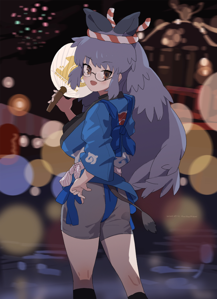 1girl alternate_costume animal_ears black-framed_eyewear black_hair black_rhinoceros_(kemono_friends) black_socks blue_kimono blush extra_ears festival grey_hair grey_shorts hand_fan headband highres japanese_clothes japari_symbol kemono_friends kimono kunikuni_(kunihiro2005) long_hair long_sleeves looking_at_viewer looking_back orange_eyes paper_fan rhinoceros_ears rhinoceros_girl rhinoceros_tail semi-rimless_eyewear short_kimono shorts sidelocks socks solo