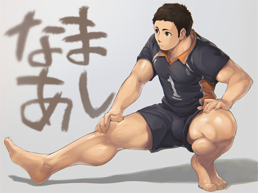 1boy 8_(yamalu) bara barefoot black_hair black_shirt black_shorts closed_mouth grey_background haikyuu!! large_pectorals male_focus muscular muscular_male orange_shirt pectorals sawamura_daichi shirt shorts simple_background solo sportswear stretching thick_thighs thighs translation_request two-tone_shirt