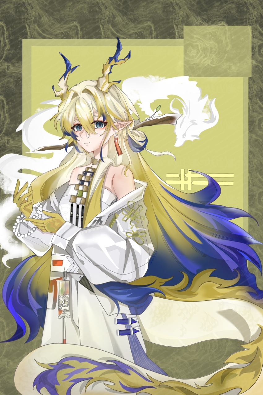 1girl absurdres arknights bare_shoulders beads blonde_hair blue_eyes blue_hair chinese_commentary closed_mouth commentary_request cowboy_shot dragon_girl dragon_horns dragon_tail eyeliner grey_hair hair_between_eyes hair_intakes highres horns hu_jiu jacket jewelry light_smile long_hair long_sleeves looking_at_viewer makeup multicolored_hair necklace off_shoulder orange_eyeliner pointy_ears shu_(arknights) solo standing strapless tail tube_top very_long_hair watermark white_jacket white_tube_top