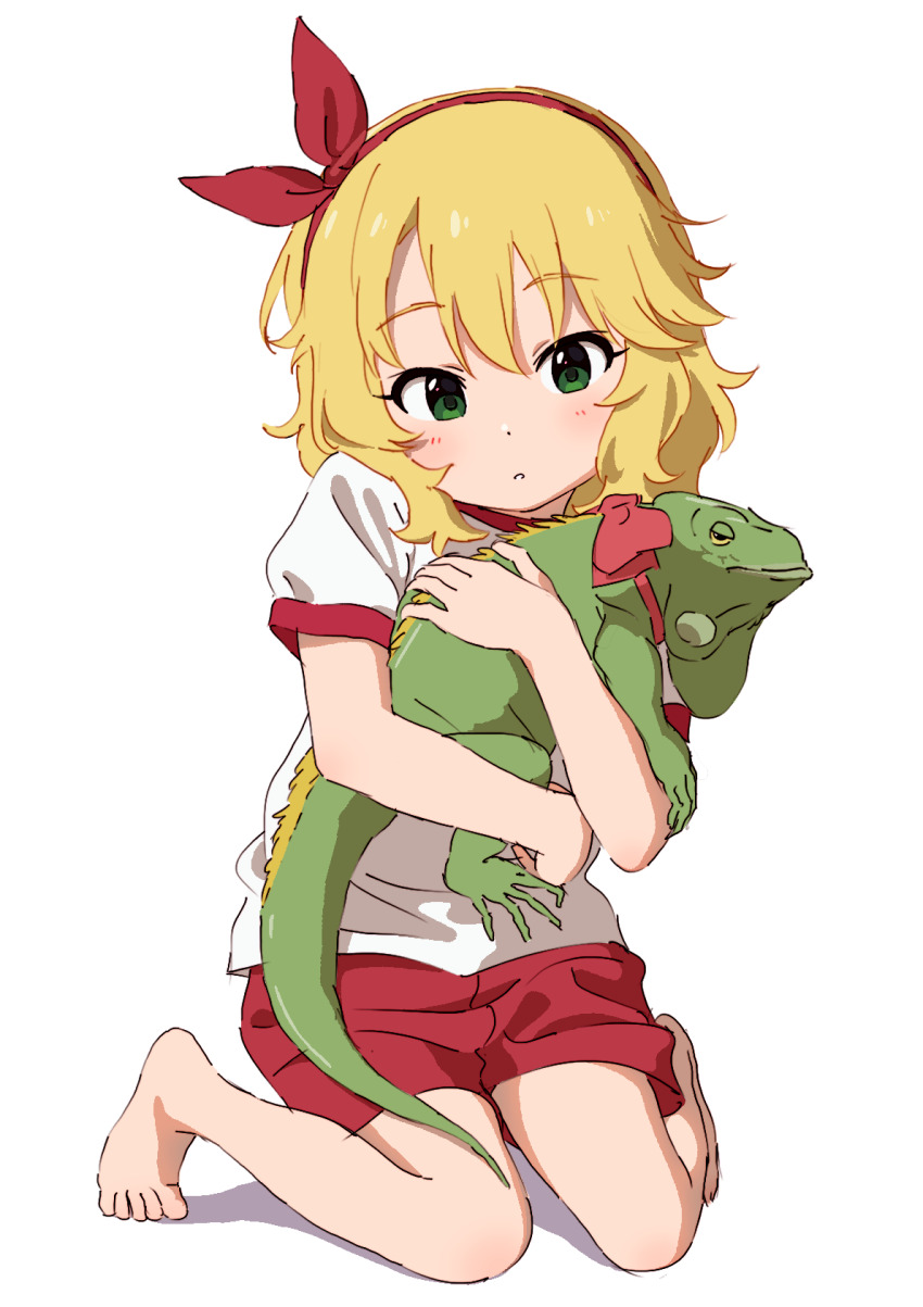 1girl animal barefoot blonde_hair bow dot_nose green_eyes hair_between_eyes hairband highres holding holding_animal hyou-kun idolmaster idolmaster_cinderella_girls idolmaster_cinderella_girls_u149 iguana kneeling legs light_blush looking_at_another medium_hair parted_lips piezo red_bow red_hairband red_shorts sakurai_momoka shirt short_sleeves shorts sidelocks thighs toes wavy_hair white_background white_shirt