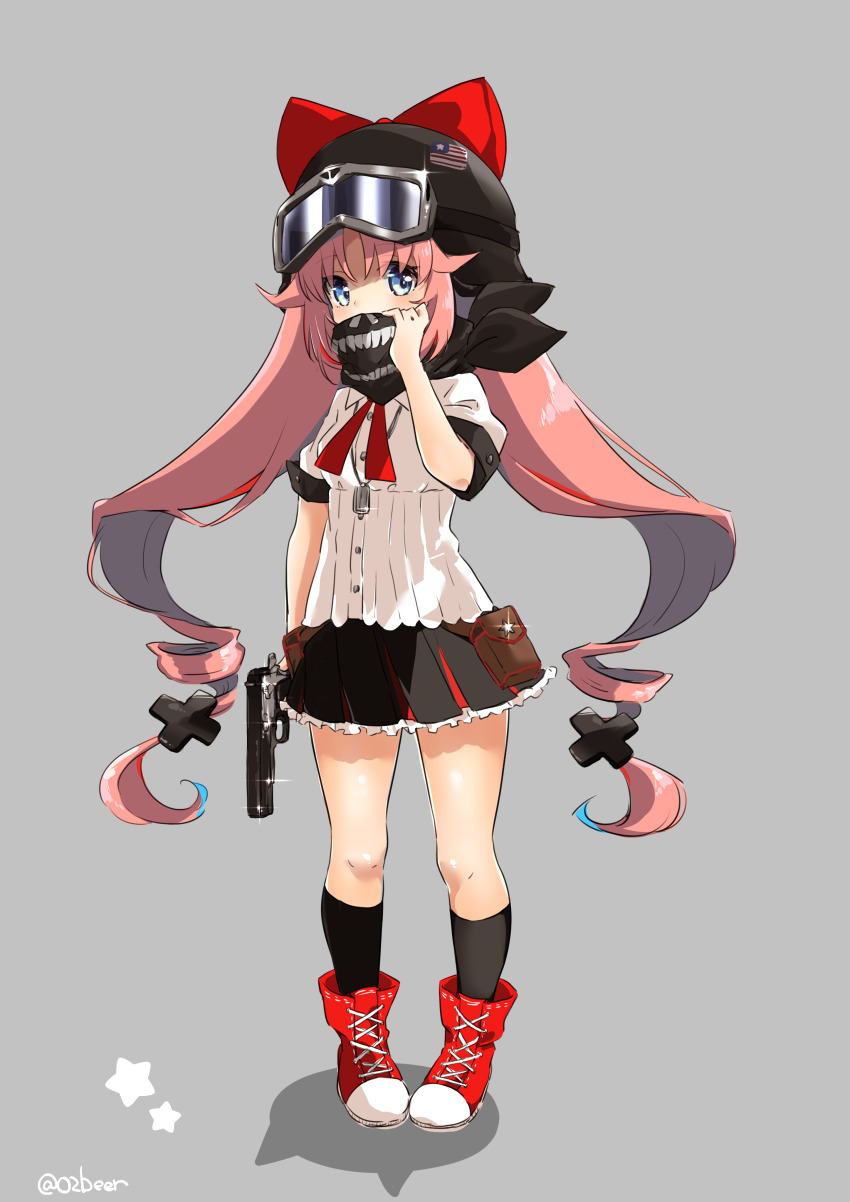 1girl absurdres adjusting_scarf belt_pouch black_socks blue_eyes bow bren_ten bren_ten_(girls&#039;_frontline) commentary_request dog_tags dornaus_&amp;_dixon_enterprises female_focus flag_print full_body girls&#039;_frontline goggles goggles_on_headwear grey_background gun hair_bow hair_ornament handgun helmet highres hyakka_onibi long_hair looking_at_viewer pink_hair pistol pouch red_shoes scarf shoes simple_background socks solo standing thighs twintails twitter_username very_long_hair weapon