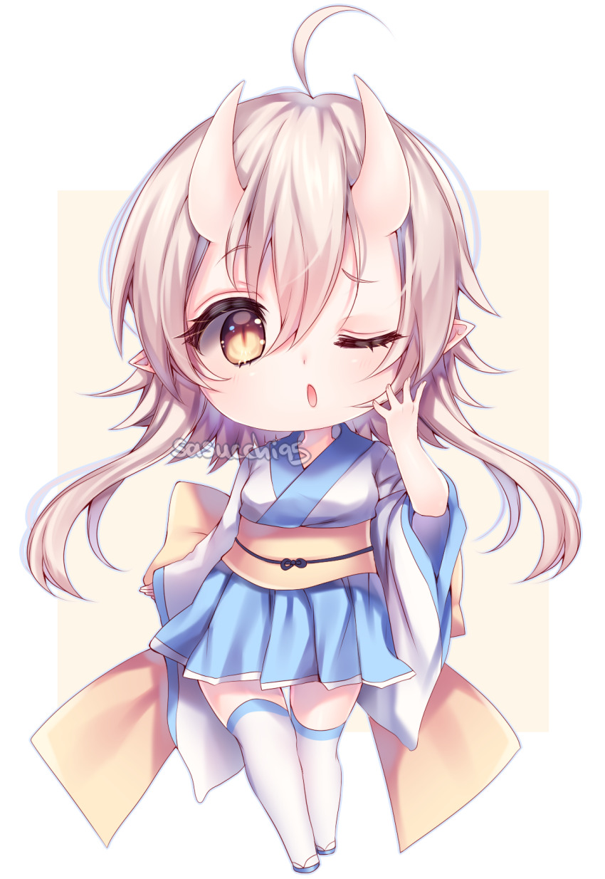 1girl ;o ahoge arm_at_side artist_name back_bow blue_kimono blue_outline blue_sandals blue_skirt blue_trim border bow chibi chibi_only commentary demon_girl demon_horns double-parted_bangs english_commentary full_body hair_between_eyes hand_up highres horns japanese_clothes kimono long_hair long_sleeves looking_at_viewer miniskirt one_eye_closed open_mouth original outline outside_border over-kneehighs pleated_skirt pointy_ears raised_eyebrow sandals sasucchi95 short_hair_with_long_locks simple_background skin-covered_horns skirt slit_pupils solo standing thigh_gap thighhighs transparent_border two-tone_kimono white_hair white_kimono white_thighhighs white_trim wide_sleeves yellow_background yellow_bow yellow_eyes yuki_(sasucchi95) zettai_ryouiki