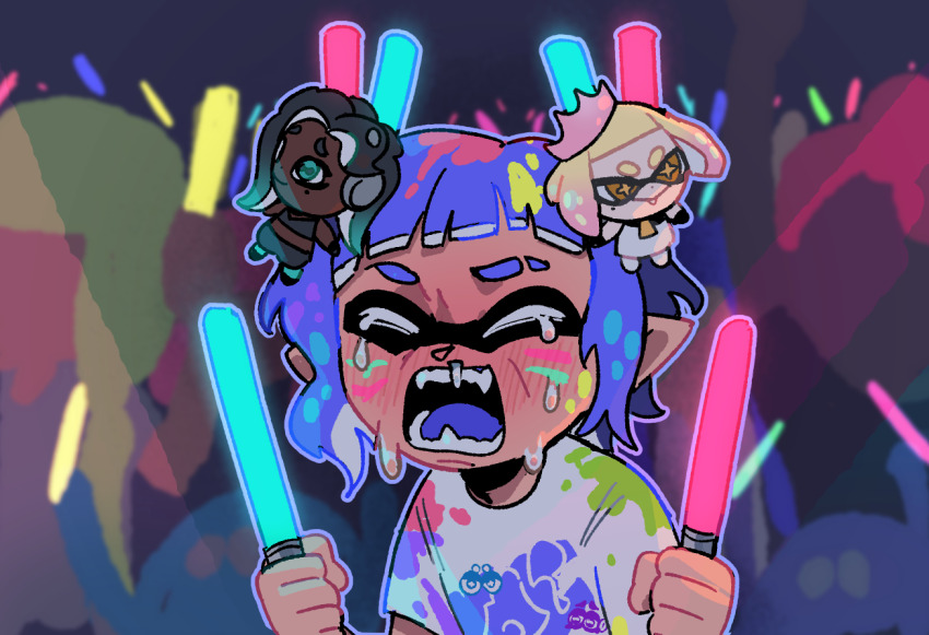 1girl asymmetrical_bangs bodypaint caffstrink crowd crying facepaint fangs glowstick holding holding_glowstick inkling inkling_girl inkling_player_character marina_(splatoon) meme nintendo oota_kuniyoshi_face_(meme) outline paint pearl_(splatoon) shaved_eyebrow shirt short_sleeves solo solo_focus splatoon_(series) splatoon_3 t-shirt wake_up_girls!