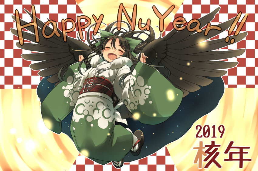 1girl 2019 alternate_costume black_hair black_sandals black_wings blush bow checkered_background closed_eyes facing_viewer feathered_wings female_focus fur_trim green_bow green_kimono hair_between_eyes hair_bow japanese_clothes kimono long_hair long_sleeves new_year obi open_mouth reiuji_utsuho sandals sash smile solo tabi touhou white_legwear wide_sleeves wings yudepii