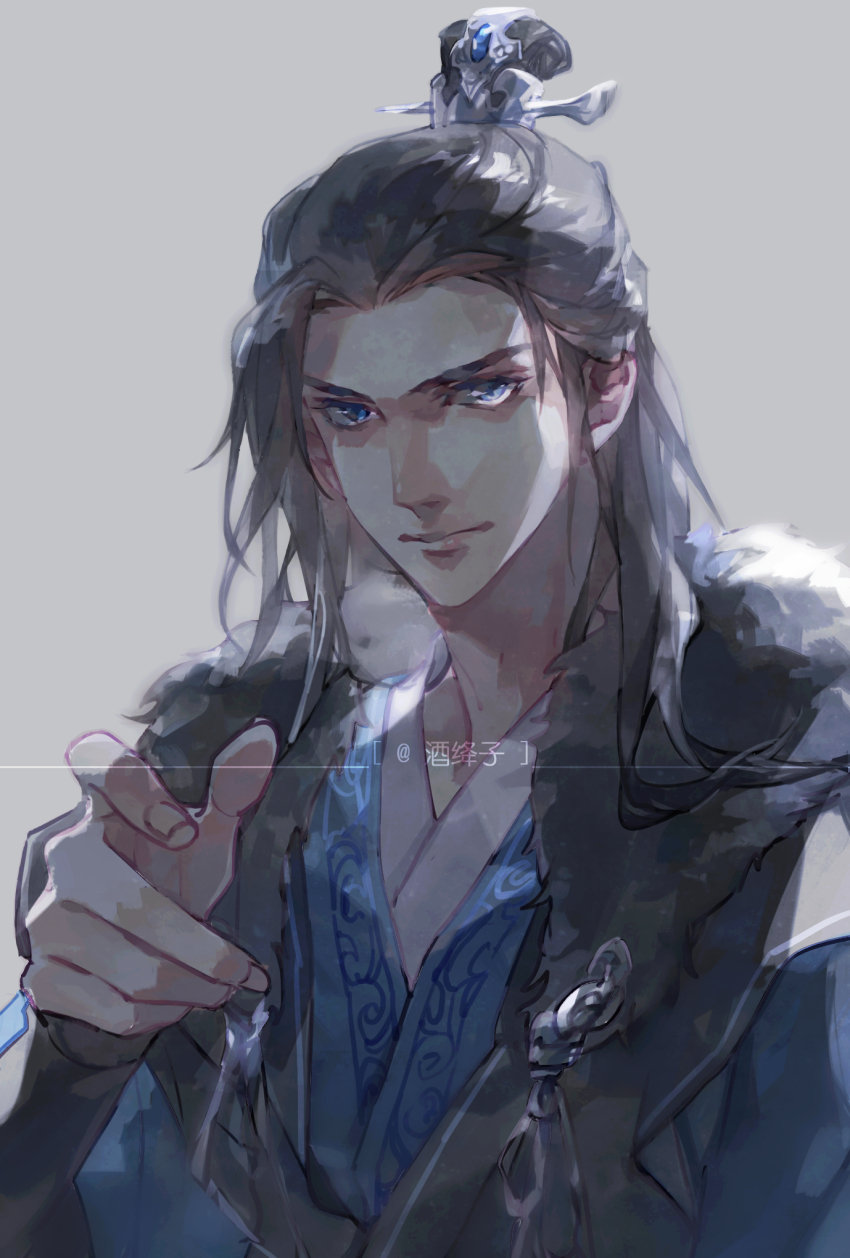 1boy artist_name black_hair blue_eyes chang_geng chinese_clothes closed_mouth fur_trim grey_background hair_bun hair_ornament hair_stick hanfu highres jiujiangzi_benren long_hair long_sleeves looking_at_viewer male_focus pointing pointing_at_viewer sha_po_lang simple_background single_hair_bun solo upper_body watermark