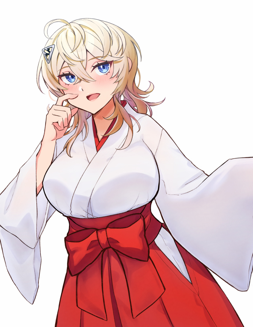 1girl alternate_costume blonde_hair blue_eyes breasts hair_between_eyes hair_ornament hairclip hakama highres hip_vent japanese_clothes kantai_collection kimono kuroten large_breasts medium_hair miko red_hakama simple_background solo tuscaloosa_(kancolle) white_background white_kimono wide_sleeves