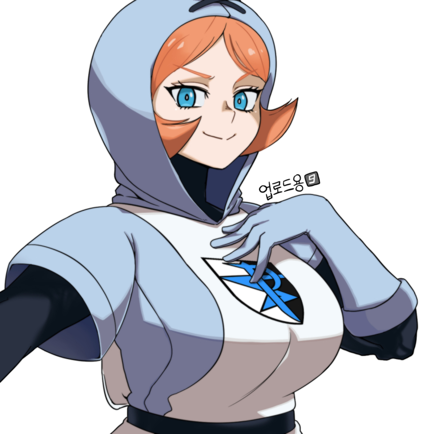 1girl alternate_breast_size blue_eyes breasts bright_pupils closed_mouth commentary eyelashes flipped_hair gigobyte350 gloves hand_up highres hood hood_up korean_text looking_at_viewer nintendo orange_hair parted_bangs pokemon pokemon_bw short_hair simple_background smile solo team_plasma_grunt upper_body white_background white_pupils