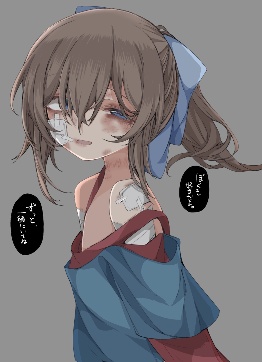 1girl absurdres bandaged_arm bandages bare_shoulders blue_bow blue_eyes bow brown_hair bruise bruised_eye commentary_request gauze grey_background hair_between_eyes hair_bow highres injury light_smile looking_at_viewer looking_to_the_side medium_hair mushoku_loli mushoku_loli_(character) off-shoulder_shirt off_shoulder original ponytail shirt simple_background solo speech_bubble strangulation_mark translation_request upper_body