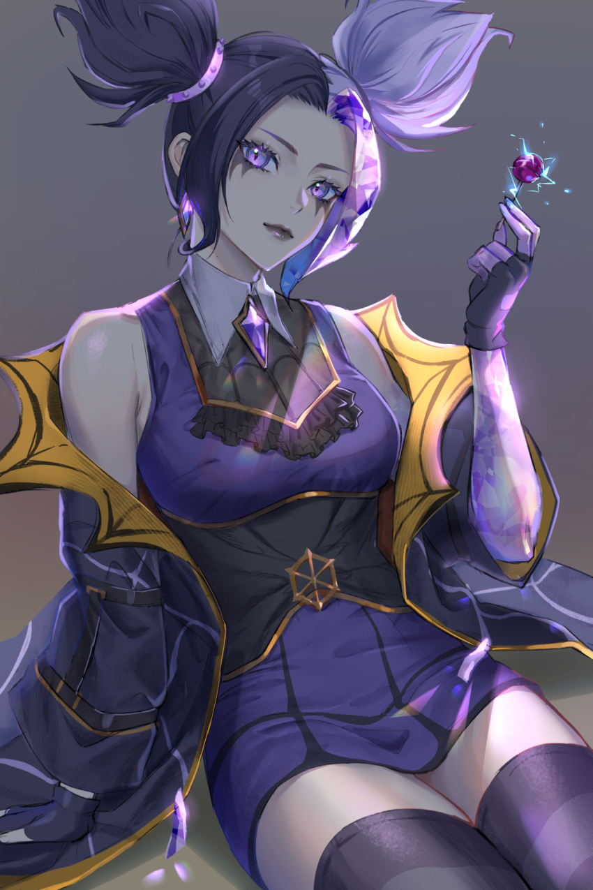 arm_up bare_shoulders black_dress black_hair black_jacket black_thighhighs breasts candy closed_mouth collar colored_skin dress electricity electrokinesis food gem grey_background grey_skin highres holding holding_candy holding_food holding_lollipop jacket league_of_legends lollipop looking_at_viewer makeup medium_breasts multicolored_hair nyaamen_fork off-shoulder_jacket off_shoulder official_alternate_costume parted_bangs prestige_fright_night_zeri purple_eyes purple_lips sidelocks simple_background sitting spider_web_print split-color_hair striped_clothes striped_thighhighs thighhighs twintails unzipped white_collar white_hair yellow_jacket zeri_(league_of_legends) zettai_ryouiki