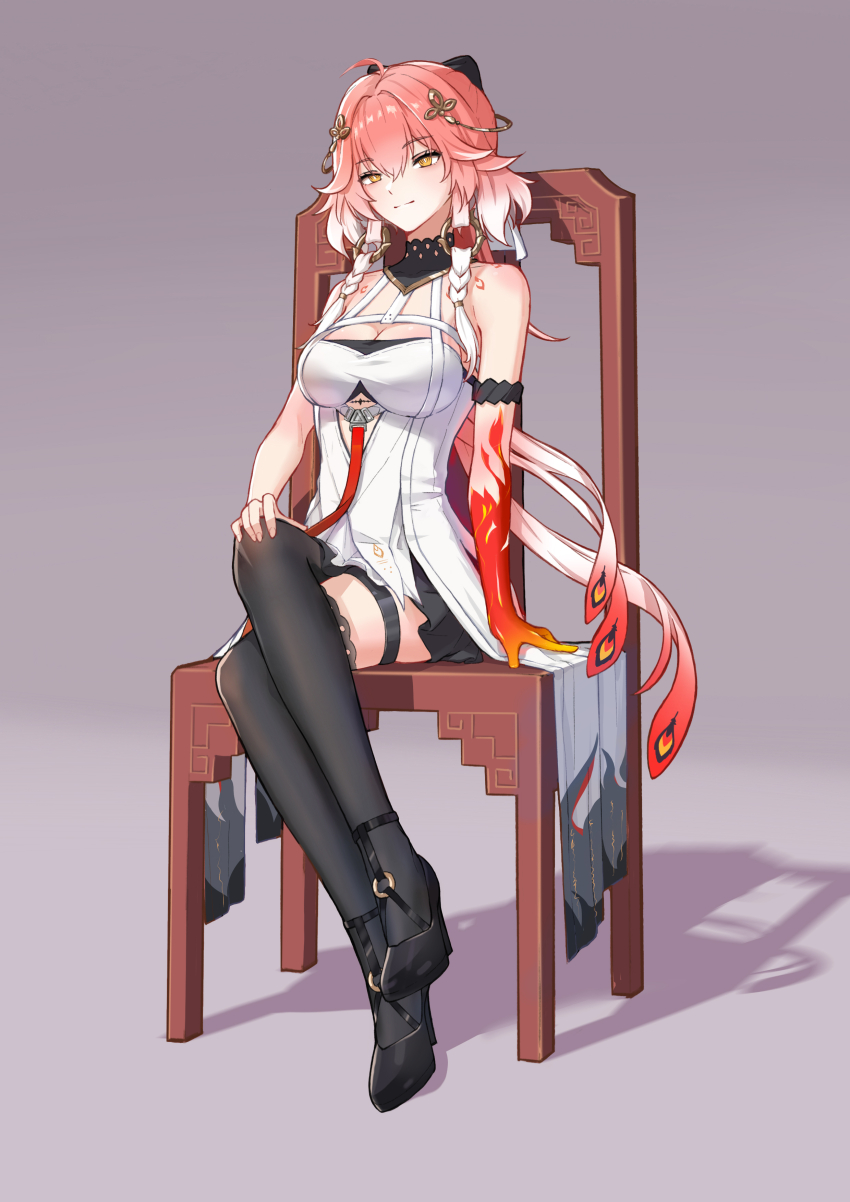 1girl absurdres ahoge bare_shoulders black_bow black_collar black_footwear black_thighhighs body_markings bow breasts bright_pupils changli_(wuthering_waves) chinese_commentary cleavage closed_mouth collar colored_extremities commentary crossed_legs dress feather_hair grey_background hair_between_eyes hair_bow hair_ornament halterneck hand_on_own_knee high_heels highres large_breasts long_hair looking_at_viewer multicolored_hair no_jacket on_chair pink_hair red_hands sitting smile solo tacet_mark_(wuthering_waves) thigh_strap thighhighs two-tone_hair very_long_hair white_bow white_dress white_hair white_pupils wuthering_waves xiaoyu_yao_(htx1993601) yellow_eyes