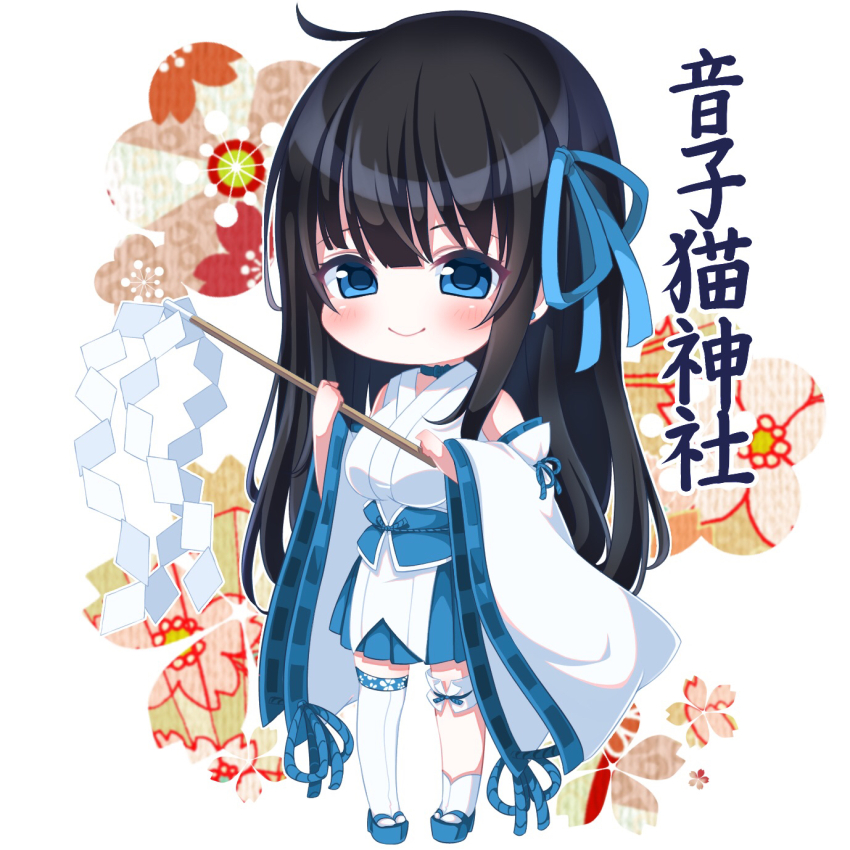 1girl asymmetrical_legwear bare_shoulders black_hair blue_choker blue_eyes blue_ribbon blue_sandals blue_skirt blush breasts chibi chibi_only choker closed_mouth commentary_request detached_sleeves floral_background full_body gohei hair_ribbon highres holding holding_gohei indie_virtual_youtuber japanese_clothes kimono large_breasts long_hair long_sleeves looking_at_viewer otosaki_rita pleated_skirt ribbon ribbon-trimmed_sleeves ribbon_trim sandals skirt skirt_under_kimono smile socks solo standing thighhighs translation_request uneven_legwear very_long_hair virtual_youtuber white_background white_kimono white_sleeves white_socks white_thighhighs wide_sleeves yunagi_(arukumaruta)