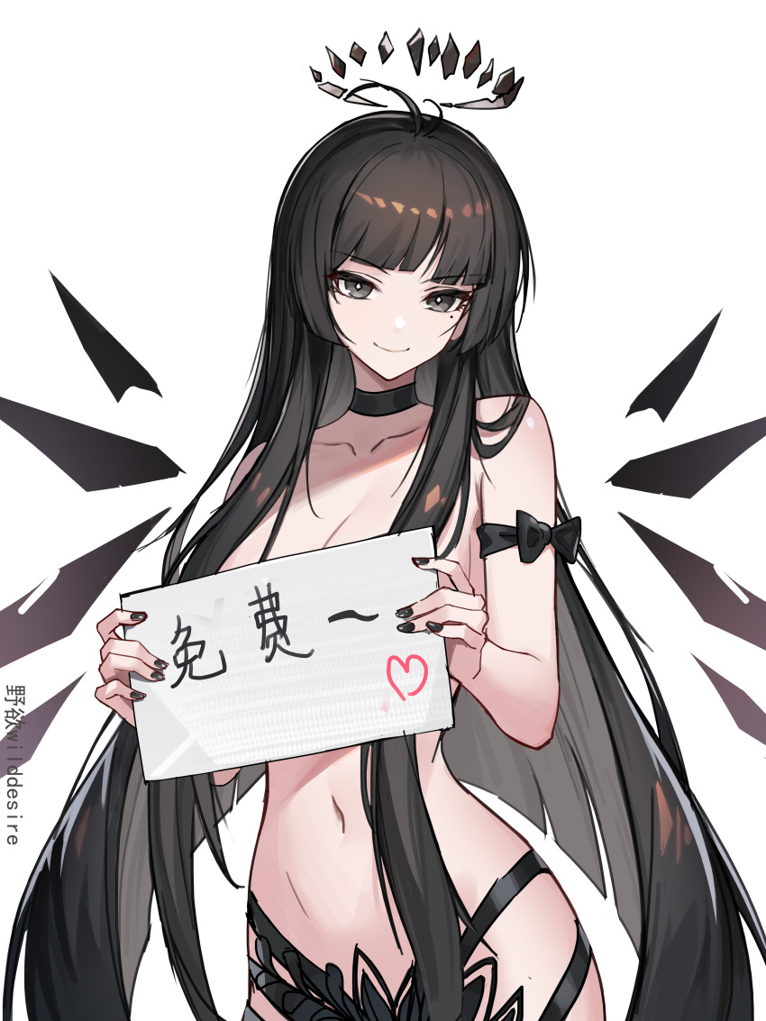 absurdres arknights arm_bow bare_shoulders black_bow black_choker black_eyes black_hair black_halo black_nails blunt_bangs bow breasts bright_pupils chinese_commentary chinese_text choker cleavage closed_mouth collarbone commentary_request cowboy_shot detached_sleeves fingernails halo heart highres holding holding_sign large_breasts long_hair mole mole_under_eye nail_polish navel sign simple_background smile standing translation_request very_long_hair virtuosa_(arknights) white_background white_pupils ye_yu_(pixiv_17156650)