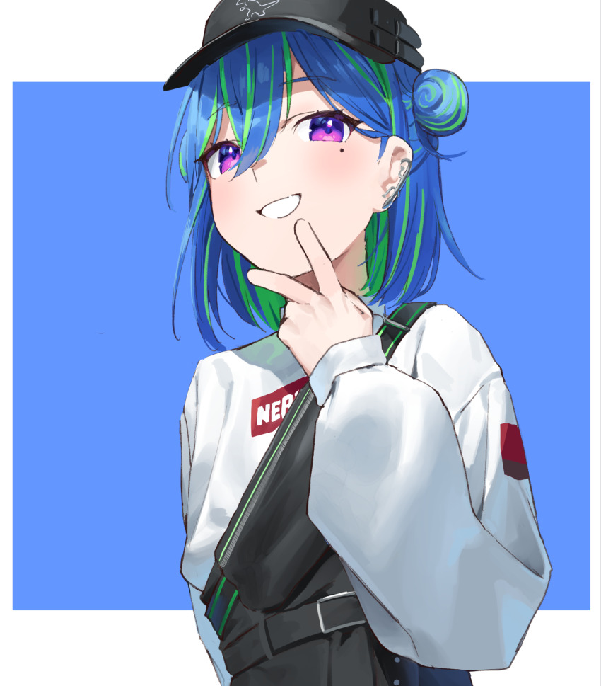 1girl baseball_cap belt black_belt black_hat black_shorts blue_background blue_hair blush commentary_request double_bun frikulu green_hair grin hair_between_eyes hair_bun hat high-waist_shorts highres long_bangs long_sleeves looking_at_viewer mole mole_under_eye multicolored_hair nanashi_inc. official_alternate_costume purple_eyes short_hair shorts single_strap smile solo suzumi_nemo suzumi_nemo_(2nd_costume) sweater two-tone_background two-tone_hair upper_body v virtual_youtuber white_background white_sweater
