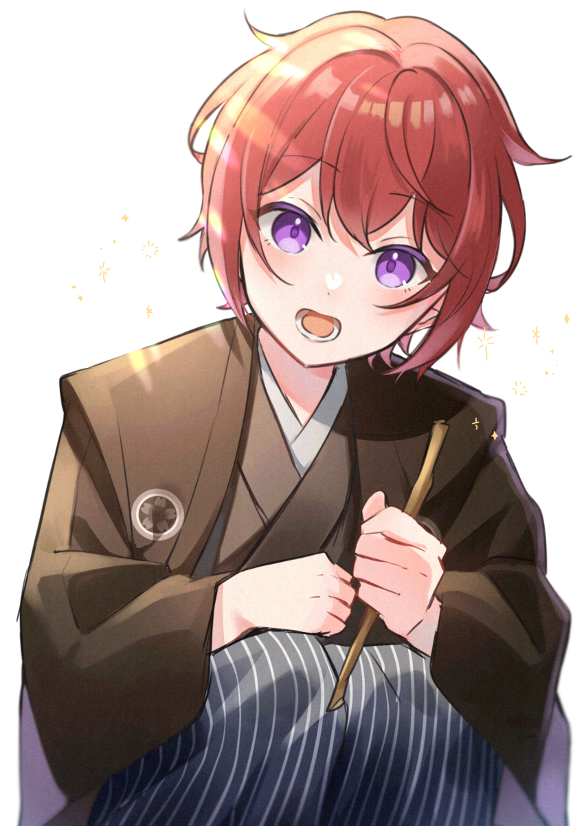 1boy aged_down black_kimono child cowboy_shot double-parted_bangs ensemble_stars! film_grain hand_on_own_knee head_tilt highres holding holding_stick japanese_clothes kataginu kimono knees_up looking_at_viewer lower_teeth_only male_focus open_mouth purple_eyes red_hair shade shino_(sinotaro_) simple_background solo sparkle sparkling_aura stick suou_tsukasa teeth tongue white_background yukata