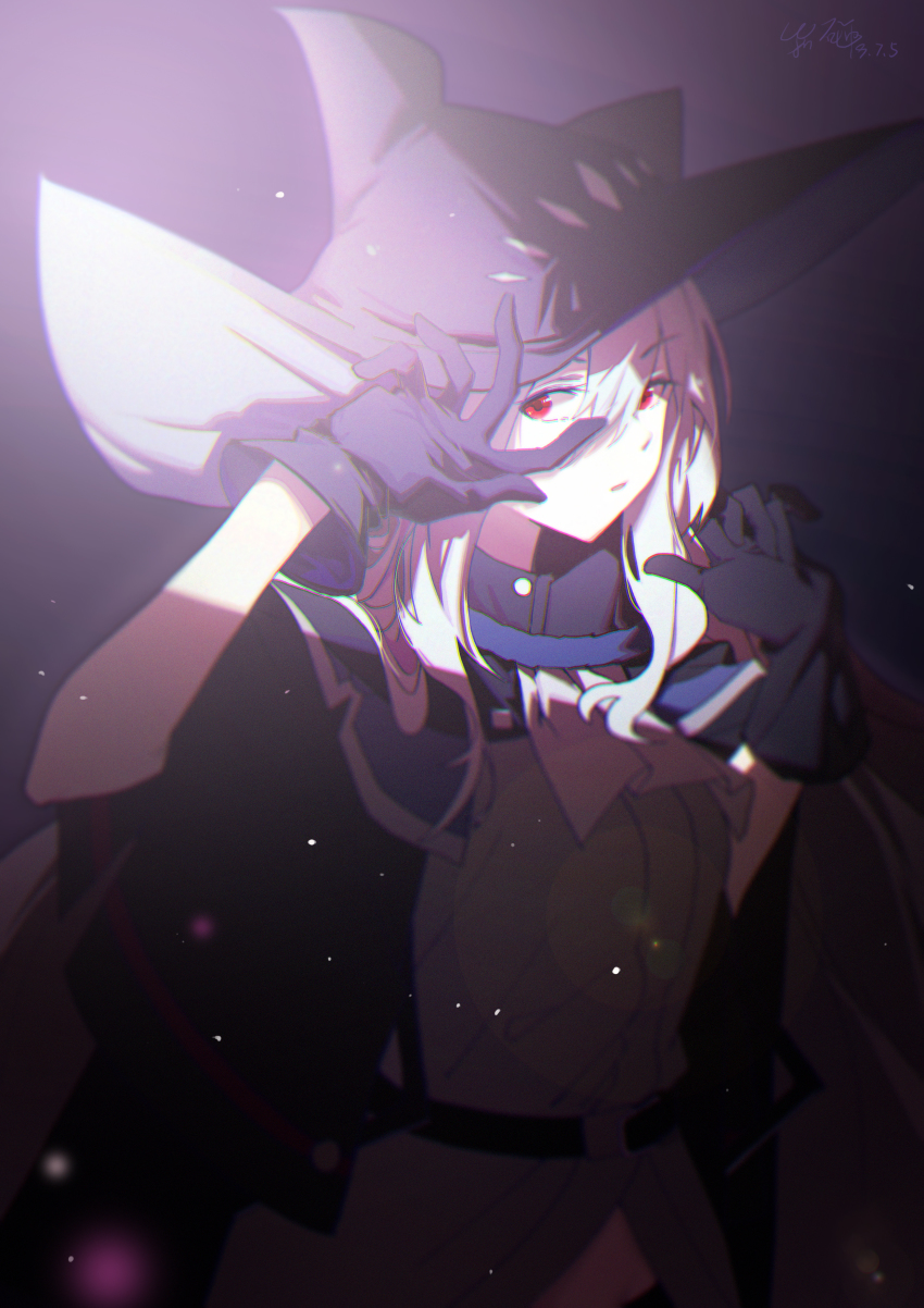 1girl absurdres arknights black_gloves black_hat chinese_commentary commentary_request female_focus gloves hair_between_eyes hako_(misheyes) hat highres lens_flare light_rays long_hair looking_at_viewer red_eyes skadi_(arknights) solo sunbeam sunlight very_long_hair white_hair