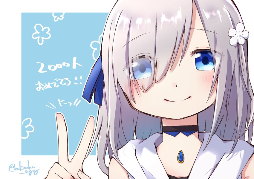 1girl blue_background blue_eyes closed_mouth commentary eyes_visible_through_hair flower grey_hair hair_flower hair_ornament hair_over_one_eye hair_ribbon hand_up highres isuzu_ren itou_(ankocha-mgmg) looking_at_viewer magia_record:_mahou_shoujo_madoka_magica_gaiden magical_girl mahou_shoujo_madoka_magica ribbon short_hair smile solo split_mouth symbol-only_commentary translation_request upper_body v