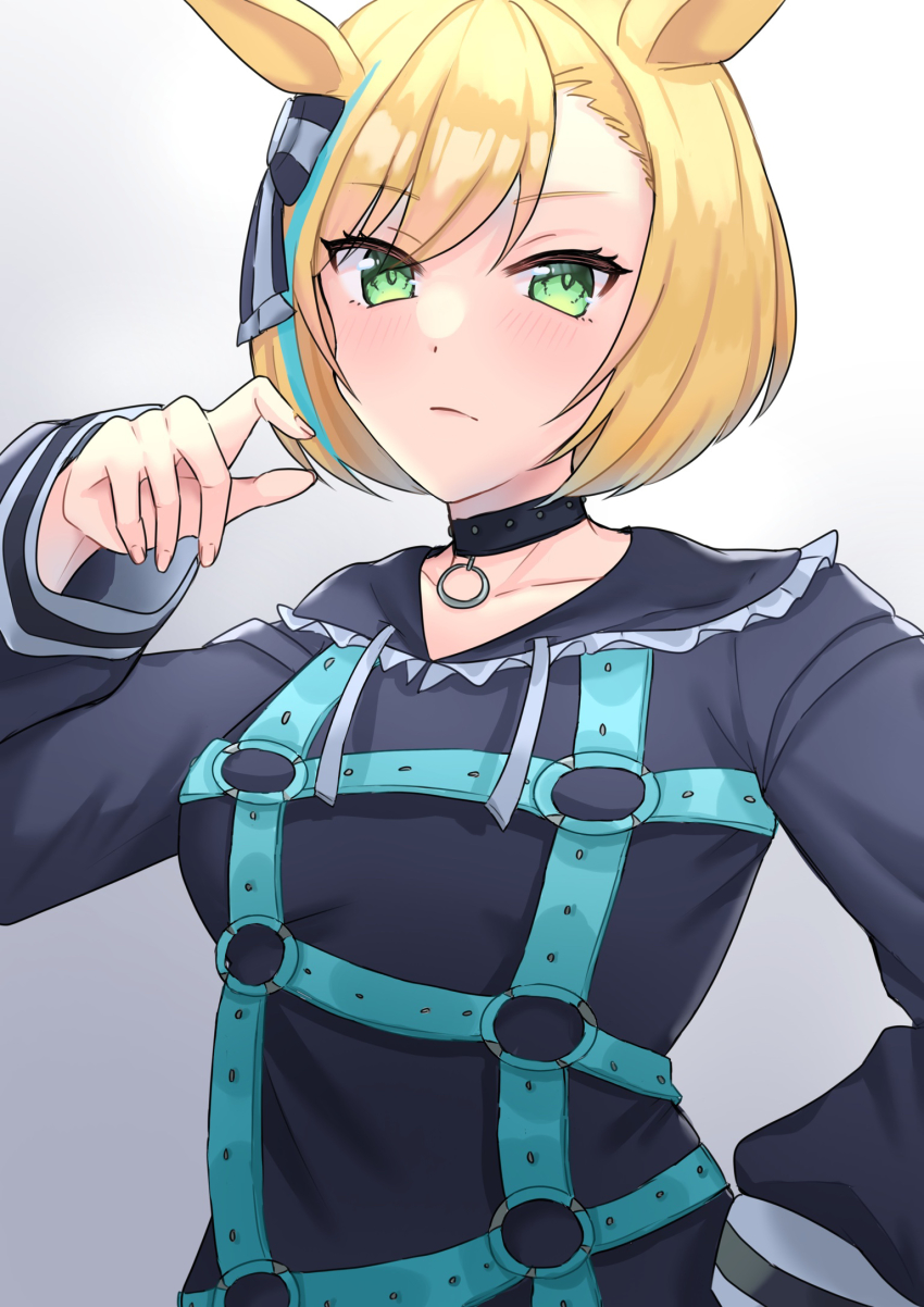 1girl animal_ears aqua_hair blonde_hair bow closed_mouth collar commentary_request expressionless gradient_background green_eyes hair_bow hand_on_own_hip hand_up highres horse_ears horse_girl little_cocon_(umamusume) long_sleeves looking_at_viewer ma0rock multicolored_hair o-ring parted_bangs short_hair simple_background solo streaked_hair two-tone_hair umamusume upper_body wide_sleeves