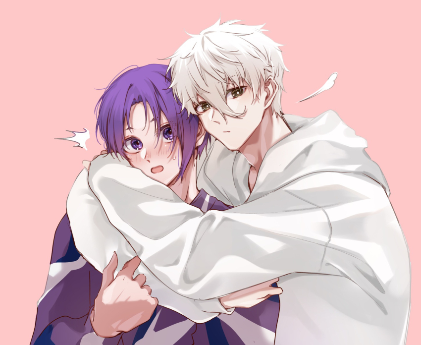 2boys black_eyes blue_lock blush commentary_request hair_between_eyes hood hood_down hoodie hug long_sleeves looking_at_viewer male_focus mikage_reo motion_lines multiple_boys nagi_seishirou pink_background purple_eyes purple_hair short_hair simple_background upper_body white_hair white_hoodie yaoi yomogi_(user_rvdf7243)