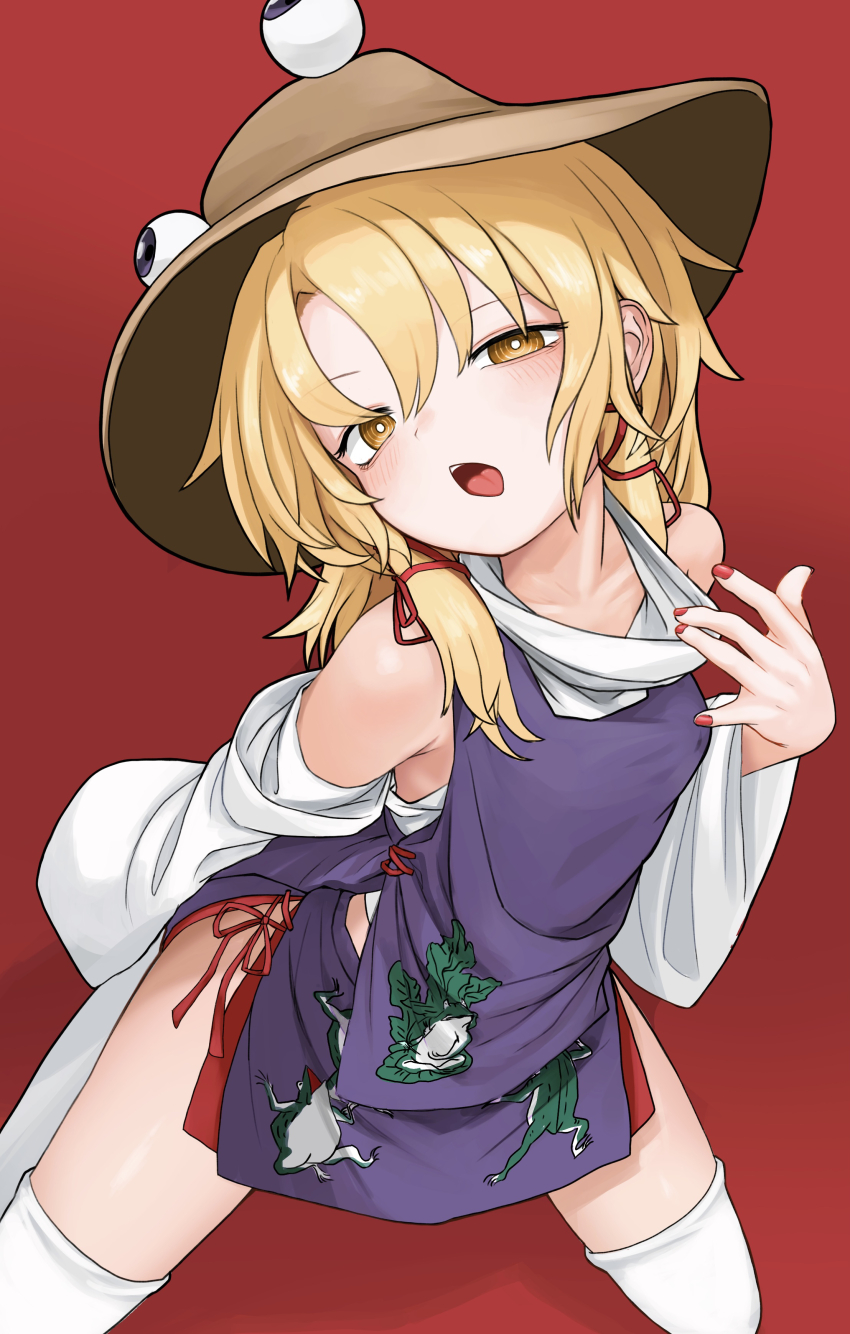 1girl absurdres animal_print bare_shoulders blonde_hair blush bright_pupils brown_hat collarbone commentary_request detached_sleeves fingernails frog_print hair_between_eyes hair_ribbon hat highres long_sleeves looking_at_viewer medium_hair moriya_suwako nail_polish neritch open_mouth purple_skirt purple_vest red_background red_nails red_ribbon ribbon ringed_eyes shirt side_slit simple_background skirt sleeveless sleeveless_shirt solo thighhighs tongue touhou turtleneck turtleneck_shirt undershirt vest white_pupils white_shirt white_sleeves white_thighhighs yellow_eyes