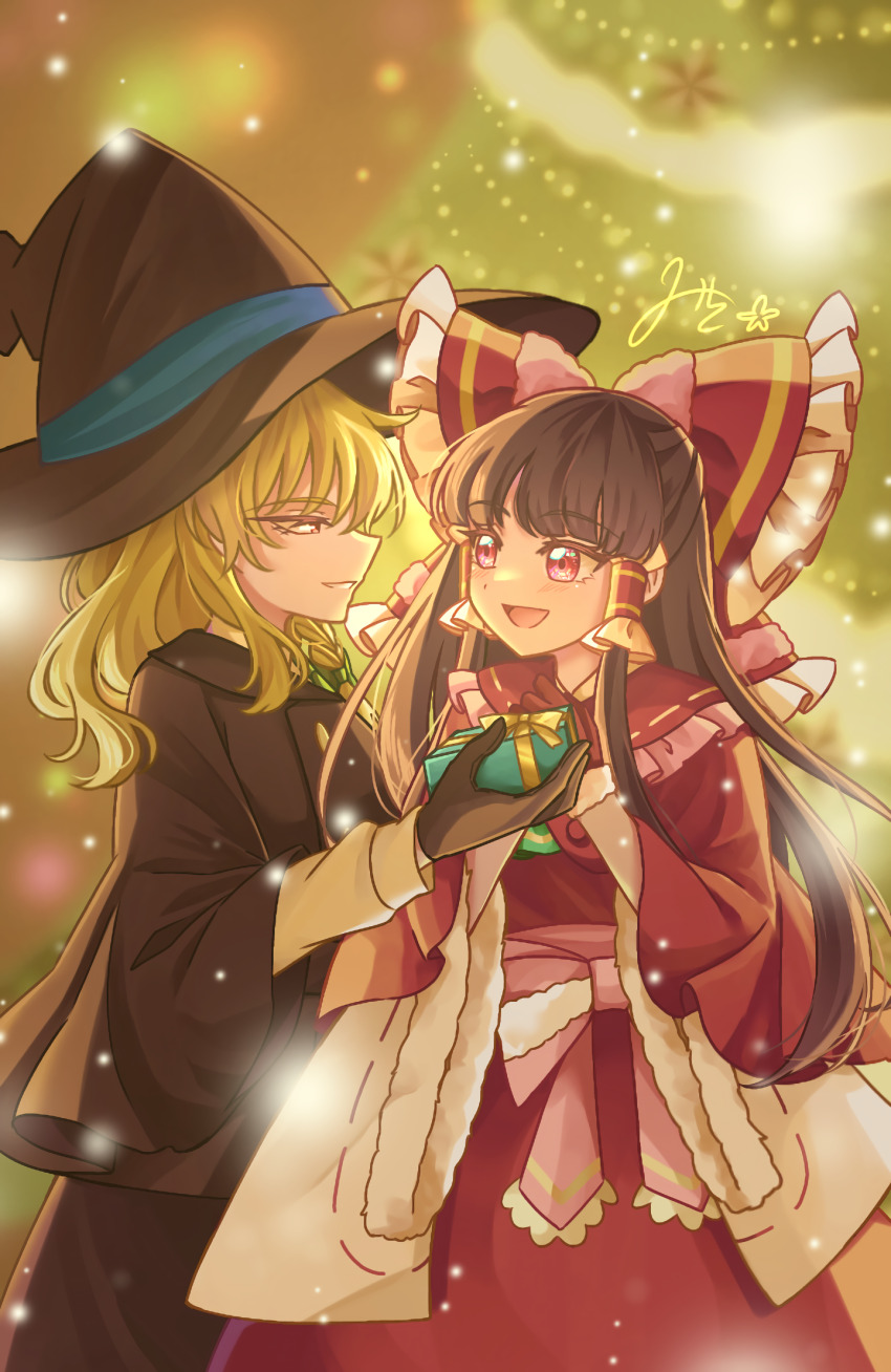 2girls alternate_costume black_gloves blonde_hair bow box braid brown_hair christmas commentary_request eye_contact frilled_bow frilled_hair_tubes frills fur-trimmed_gloves fur_trim gift gift_box gloves hair_bow hair_tubes hakurei_reimu hat highres kirisame_marisa long_hair long_sleeves looking_at_another mito_(fate) multiple_girls open_mouth red_bow red_eyes red_gloves side_braid signature single_braid smile touhou very_long_hair witch_hat yuri