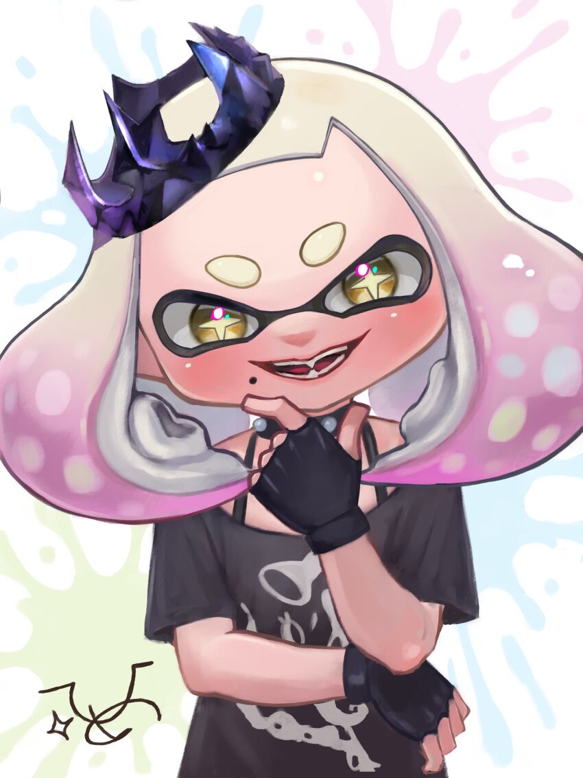 1girl black_gloves black_shirt choker crown fangs fingerless_gloves gloves gradient_hair highres inkling medium_hair mole mole_under_mouth multicolored_hair nintendo oekakirisuke open_mouth oversized_clothes oversized_shirt pearl_(splatoon) pearl_(springfest)_(splatoon) shirt short_bangs short_eyebrows short_sleeves smile solo splatoon_(series) tentacle_hair yellow_eyes