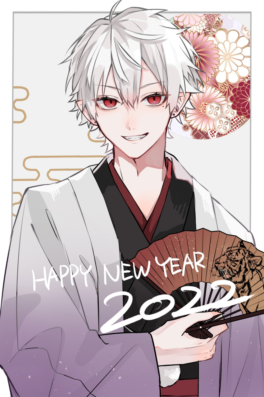 1boy 2022 ahoge animal_print black_kimono border chinese_zodiac commentary_request earrings egasumi fangs folding_fan gradient_clothes grey_background grin hair_between_eyes hand_fan haori happy_new_year highres holding holding_fan japanese_clothes jewelry kanoko_(pattern) kikkoumon kikumon kimono kuzuha_(nijisanji) long_sleeves looking_at_viewer male_focus mole mole_under_eye nekokomachi new_year nijisanji obi open_clothes outside_border pointy_ears pom_pom_(clothes) purple_haori red_eyes red_sash sash short_hair simple_background smile solo teeth tiger_print upper_body virtual_youtuber white_border white_hair white_haori wide_sleeves year_of_the_tiger