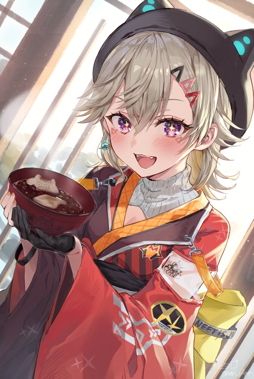 +_+ 1girl animal_hat black_gloves black_hat blush bowl cat_hat earrings facial_mark fangs food gloves grey_hair hair_ornament hairclip hat highres holding holding_bowl japanese_clothes jewelry kimono komori_met komori_met_(5th_costume) looking_at_viewer mochi open_mouth orange_kimono piyoyanagi purple_eyes shiruko_(food) single_earring single_glove solo teeth upper_teeth_only virtual_youtuber vspo!