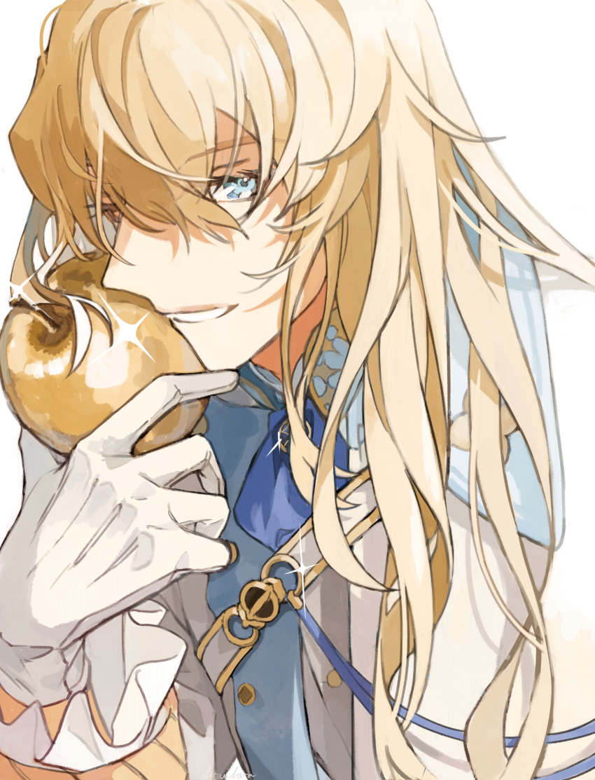 1boy apple ascot blonde_hair blue_ascot blue_brooch blue_eyes brooch cape commentary eyelashes fate/grand_order fate_(series) food frilled_sleeves frills fruit glint gloves gold_trim golden_apple grin hair_between_eyes hand_up highres holding holding_food holding_fruit jacket jewelry kirschtaria_wodime long_hair long_sleeves looking_at_viewer male_focus shiroi_sora side_cape simple_background smile solo upper_body white_background white_cape white_gloves white_jacket