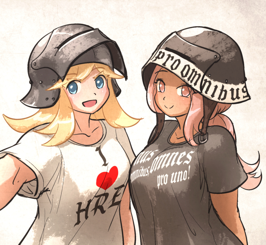 2girls :d black_shirt blonde_hair breasts closed_mouth clothes_writing collarbone ebenholz_(ironlily) english_text perlweiss_(ironlily) green_eyes grey_background helmet highres i_heart... ironlily large_breasts latin_text long_hair multiple_girls open_mouth original pink_hair ponytail shirt short_sleeves smile translation_request upper_body visor_(armor) visor_lift white_shirt