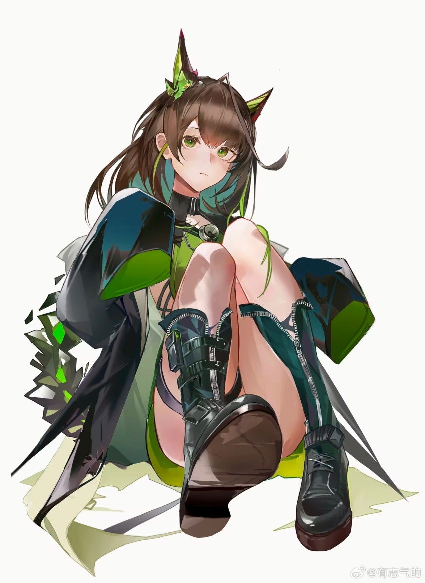 1girl ahoge aqua_hair arknights black_boots black_jacket boots brown_hair chinese_commentary closed_mouth colored_inner_hair commentary_request expressionless full_body green_eyes green_hair grey_background highres huge_ahoge jacket knee_boots knees_together_feet_apart looking_at_viewer medium_hair mon3tr_(arknights) multicolored_hair shoe_soles simple_background sitting sleeves_past_fingers sleeves_past_wrists solo thigh_strap you_zhiqi_de zipper