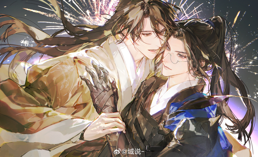 2boys absurdres arm_armor armor black_armor black_hair black_hanfu brown_eyes brown_hair chang_geng chinese_clothes closed_mouth commentary fireworks gu_yun hanfu high_ponytail highres holding_another&#039;s_wrist long_hair long_sleeves looking_ahead looking_at_another male_focus mole mole_under_eye monocle multiple_boys night night_sky open_mouth ponytail sha_po_lang shoulder_armor sky smile symbol-only_commentary upper_body wide_sleeves yaoi yellow_hanfu yu_shuo_de_nian_ji_zhu