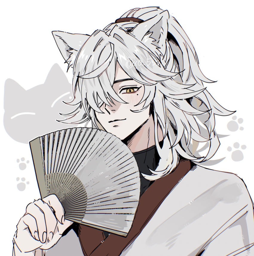 1boy alternate_costume animal_ear_fluff animal_ears arm_up black_shirt closed_mouth commentary_request crossed_bangs fingernails hair_over_one_eye hand_fan highres holding holding_fan honkai:_star_rail honkai_(series) japanese_clothes jing_yuan kemonomimi_mode kimono light_smile male_focus mole mole_under_eye one_eye_covered parted_bangs paw_print ponytail shirt twitter_username upper_body wavy_hair white_hair white_kimono xo_5ss yellow_eyes yukata