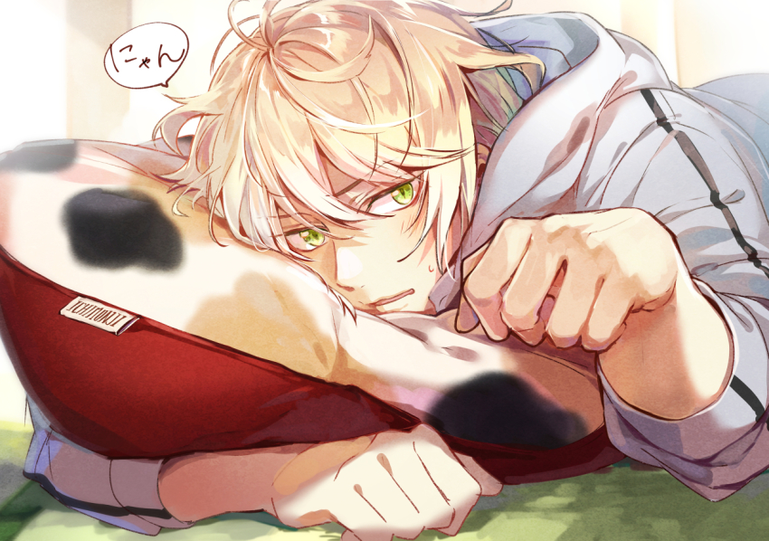1boy blonde_hair blush character_name green_eyes hood hoodie hoshi_akari lying male_focus nansen_ichimonji paw_pose pillow solo stomach touken_ranbu translated