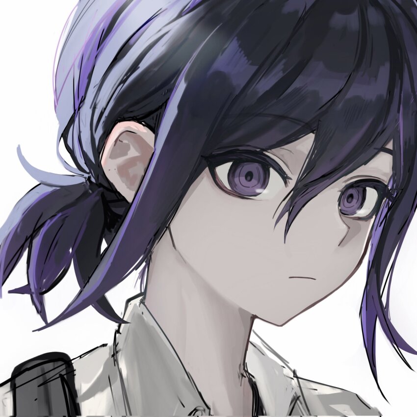 1boy androgynous close-up closed_mouth danganronpa_(series) danganronpa_v3:_killing_harmony expressionless flipped_hair hair_between_eyes highres korean_commentary looking_at_viewer low_ponytail male_focus nuns197 oma_kokichi pale_skin ponytail portrait purple_eyes purple_hair ringed_eyes shirt short_hair short_ponytail simple_background sketch solo white_background white_shirt wide-eyed
