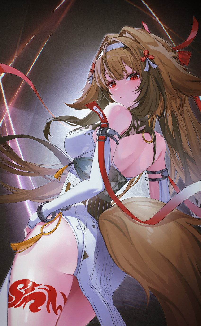 1girl absurdres ass bare_shoulders breasts brown_hair brown_tail china_dress chinese_clothes closed_mouth detached_sleeves dress droopy_ears fox_girl fox_tail from_behind hair_intakes hairband highres hokkul leg_tattoo long_hair looking_at_viewer looking_back medium_breasts metal_bracelet red_eyes solo tail tattoo white_dress white_hairband white_sleeves ye_shunguang zenless_zone_zero