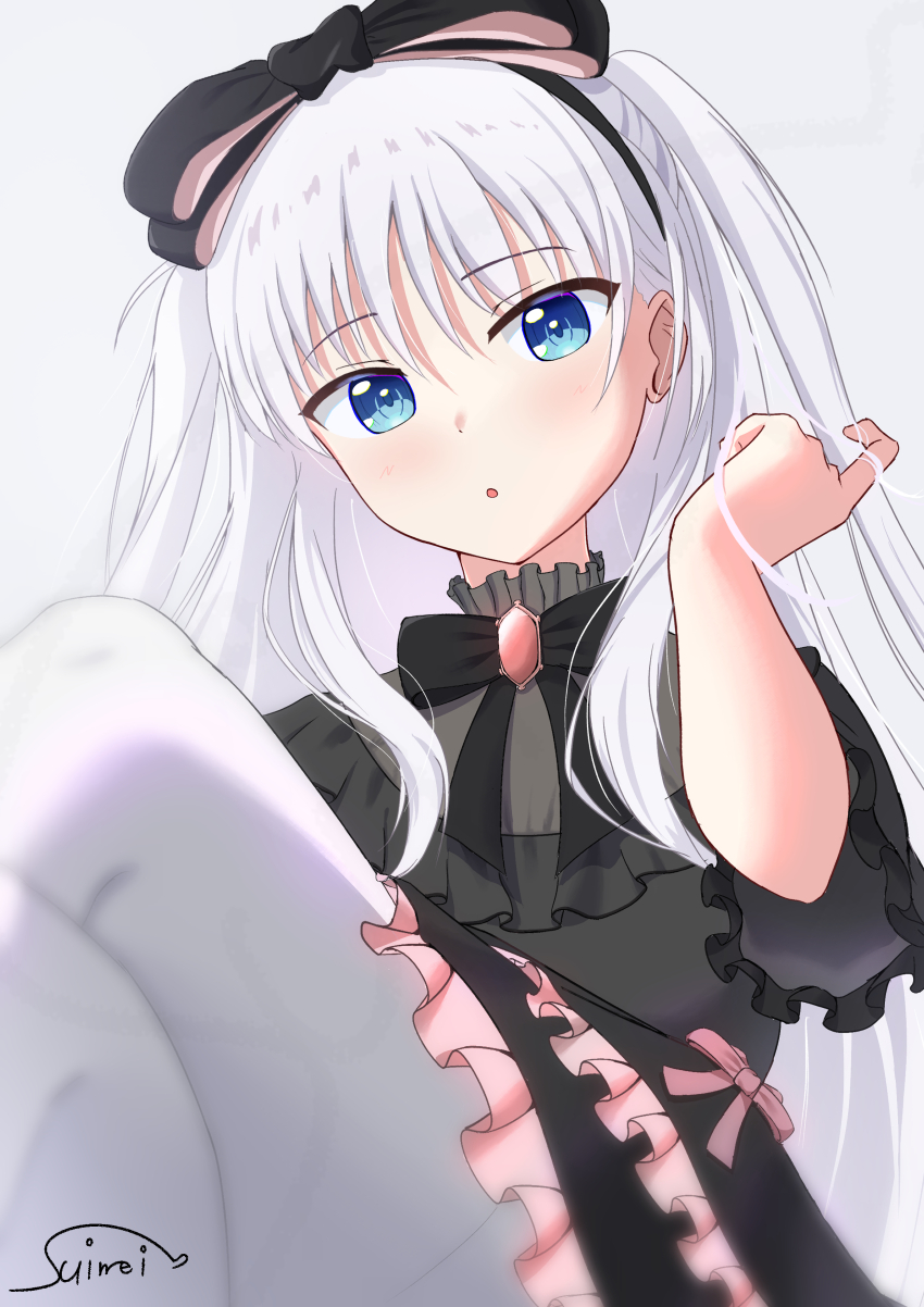 1girl :o absurdres alternate_costume alternate_hairstyle black_bow black_dress black_hairband blue_eyes blurry blush bow commentary crossed_legs depth_of_field dress dress_bow eyes_visible_through_hair frilled_dress frilled_sleeves frills hair_behind_ear hair_between_eyes hair_bow hairband hand_up highres huge_bow long_hair looking_at_viewer naruse_shiroha open_mouth pantyhose pink_bow playing_with_own_hair shirt short_sleeves sidelocks signature simple_background sitting solo suimei_(ramebi3) summer_pockets two_side_up very_long_hair white_background white_hair white_pantyhose wide_sleeves wings