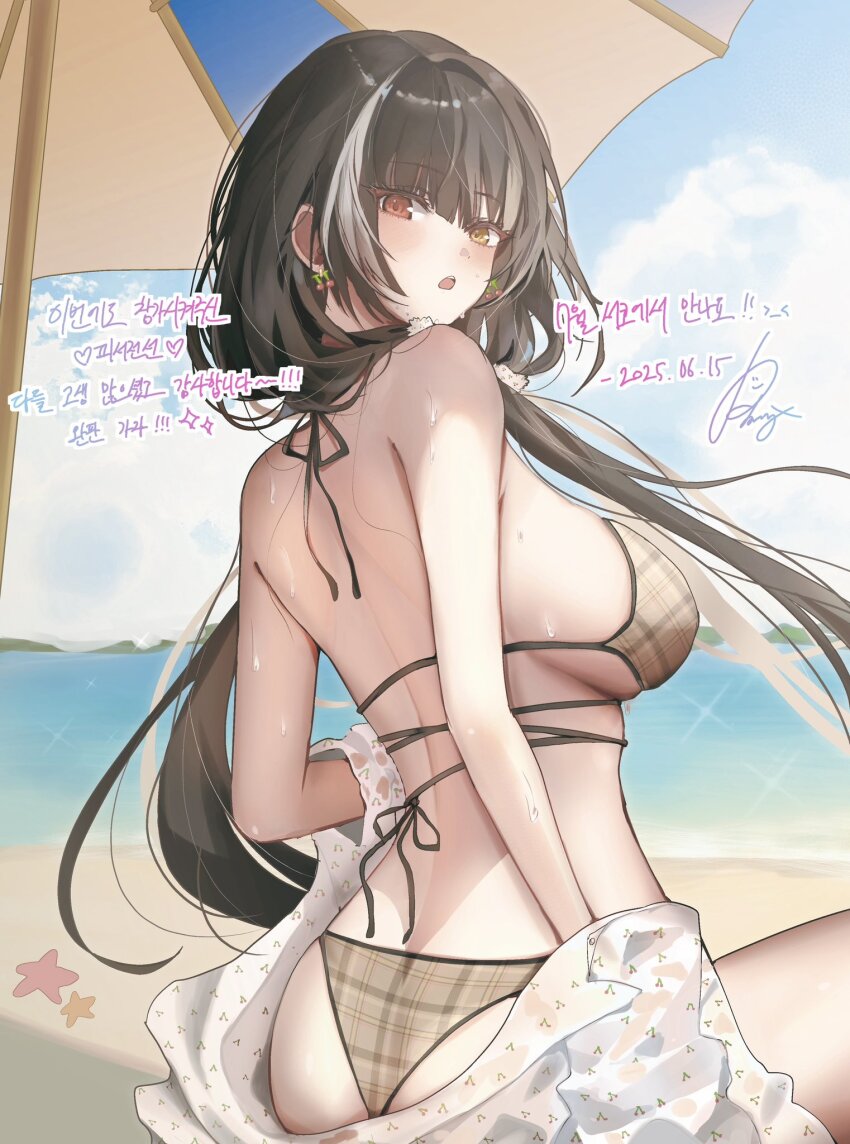 1girl ass bare_shoulders beach beach_umbrella bikini black_hair breasts brown_bikini earrings from_behind girls&#039;_frontline girls&#039;_frontline_2:_exilium halterneck heterochromia highres jewelry korean_text large_breasts long_hair looking_at_viewer low_twintails median_furrow multicolored_hair off_shoulder open_mouth phago plaid_bikini plaid_clothes red_eyes ro635_(girls&#039;_frontline) sitting solo streaked_hair string_bikini swimsuit twintails umbrella very_long_hair wet yellow_eyes