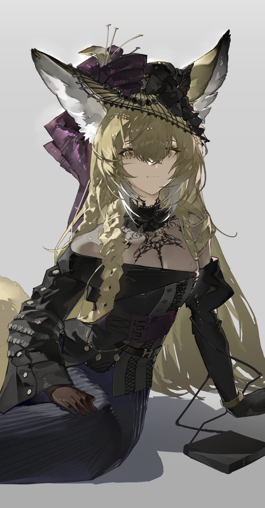 1girl absurdres alternate_costume animal_ears arknights arm_support bare_shoulders black_dress black_hat blonde_hair braid breasts brown_gloves chinese_commentary cleavage closed_mouth commentary_request deawei dress facial_scar gloves grey_background hair_between_eyes hat highres lace_trim large_breasts light_smile long_hair long_sleeves looking_at_viewer multicolored_hair off_shoulder partial_commentary scar scar_on_cheek scar_on_face simple_background solo streaked_hair vulpisfoglia_(arknights) white_hair yellow_eyes