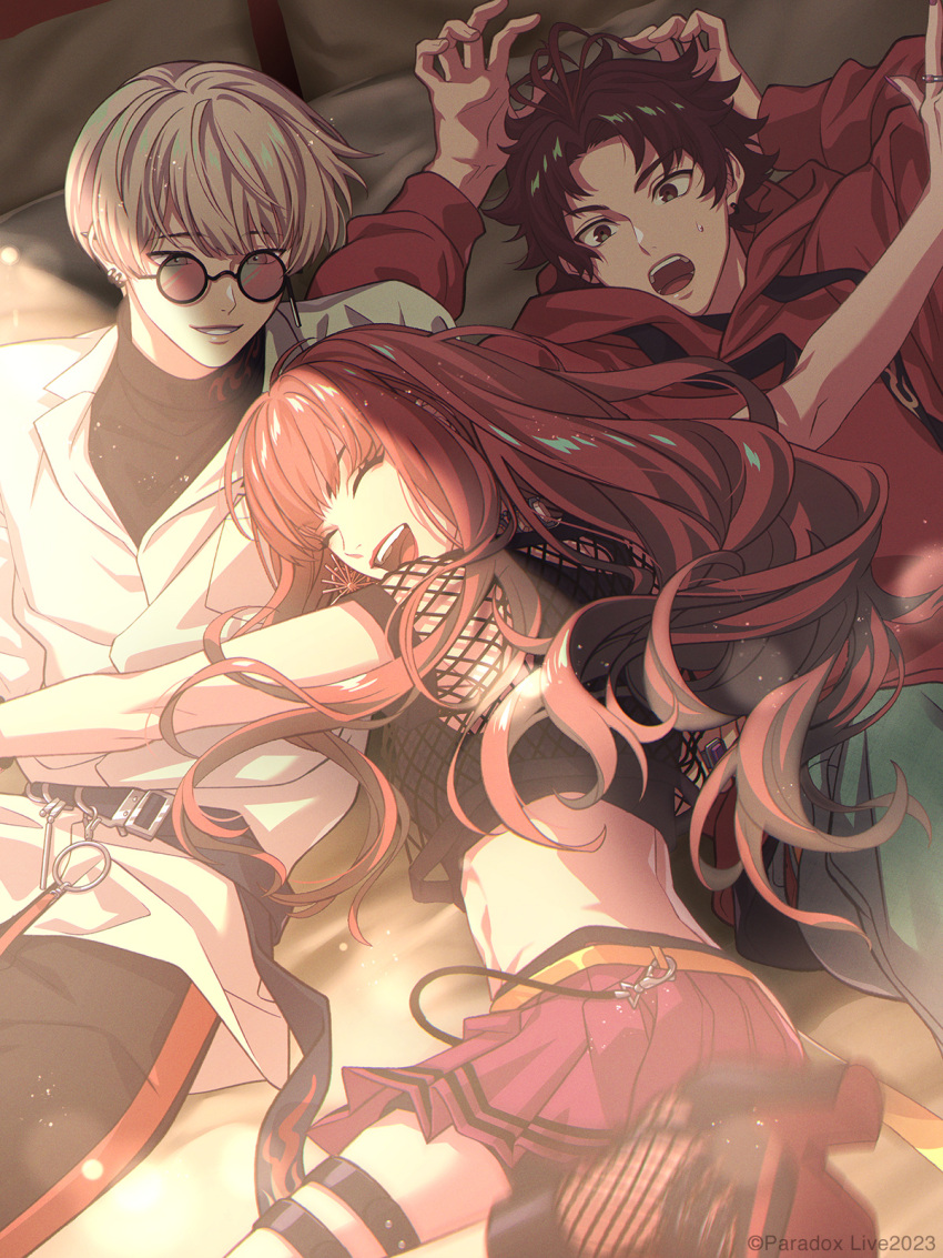 1other 2boys anne_faulkner bae_(paradox_live) highres long_hair long_sleeves looking_at_another multiple_boys official_alternate_costume official_art open_mouth paradox_live pink_hair pink_skirt red_lips skirt sugasano_allen wavy_hair yellow_eyes yeon_hajun