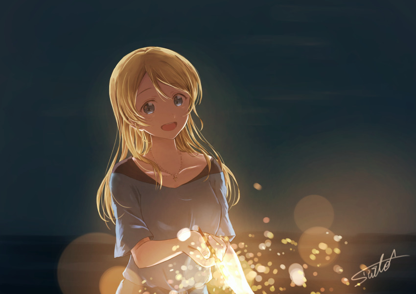 1girl artist_name ayase_eli blonde_hair blue_eyes blue_shirt blurry bokeh commentary depth_of_field fireworks holding horizon jewelry long_hair looking_at_viewer love_live! necklace night night_sky open_mouth shirt short_sleeves signature sky smile solo sparkler suito