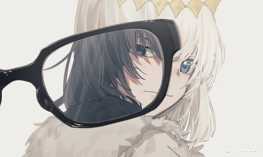 1boy artist_name augmented_reality black-framed_eyewear blue_eyes crown diamond_hairband eyewear_view fate/grand_order fate_(series) frown fur_trim fuyuhi_tsukika glasses grey_background grey_hair hair_between_eyes highres looking_at_viewer male_focus medium_hair oberon_(fate) oberon_(third_ascension)_(fate) pov shirt sidelocks smile solo upper_body white_hair white_shirt