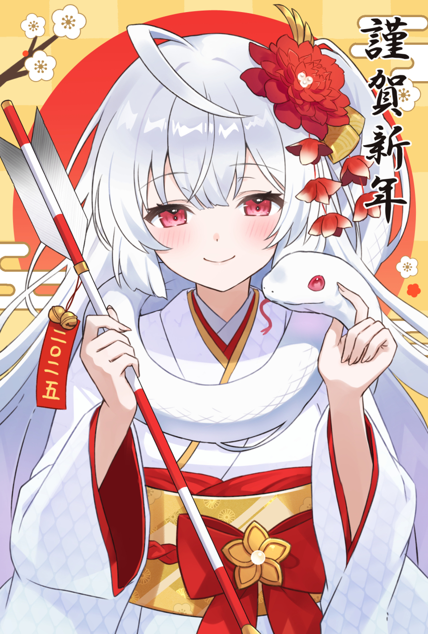 1girl ahase_hino ahoge arrow_(projectile) bow chinese_zodiac closed_mouth commentary_request flower grey_hair hair_flower hair_ornament highres holding holding_arrow japanese_clothes kanzashi kimono long_hair looking_at_viewer nengajou new_year obi obiage obijime original red_bow sash scale_print smile snake snake_on_shoulder solo translation_request upper_body very_long_hair white_kimono white_snake wide_sleeves year_of_the_snake