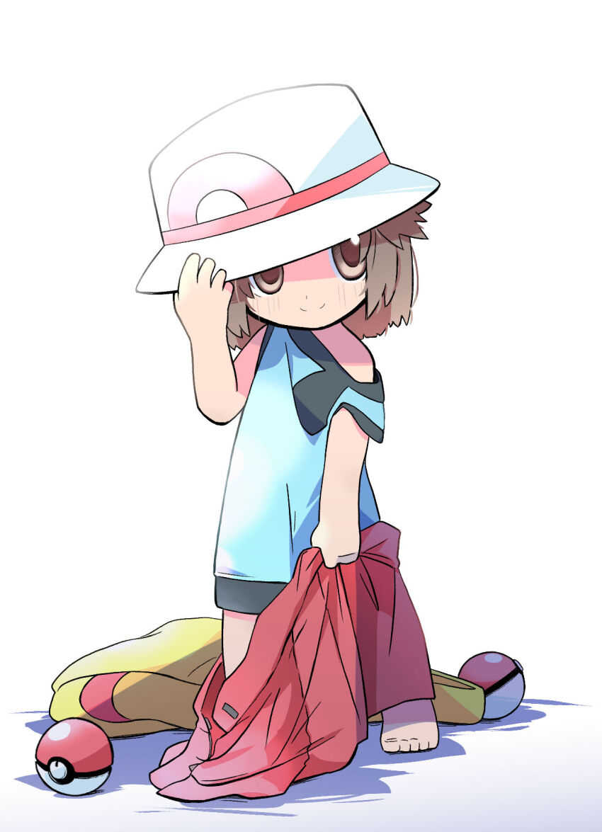 1girl aged_down blue_shirt brown_eyes brown_hair closed_mouth full_body hat highres leaf_(pokemon) looking_at_viewer nintendo off_shoulder oversized_clothes poke_ball poke_ball_(basic) pokemon pokemon_frlg rascal_(feuille) shirt simple_background solo white_background white_hat yellow_bag