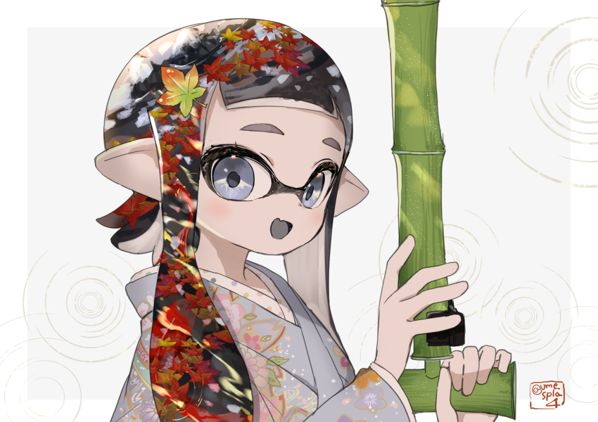 1girl bamboozler_14_(splatoon) black_hair black_tongue blue_eyes blue_kimono commentary_request fang floral_print floral_print_kimono highres holding holding_weapon inkling inkling_girl inkling_player_character japanese_clothes kimono leaf leaf_on_head long_hair long_sleeves looking_at_viewer nintendo open_mouth pointy_ears portrait print_kimono skin_fang smile solo splatoon_(series) tentacle_hair ume_(plumblossom) weapon