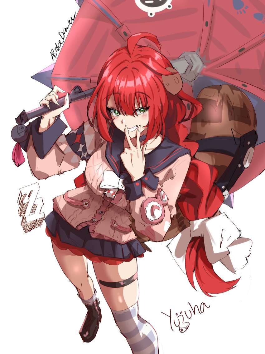 1girl abrokedrawer absurdres black_choker black_sailor_collar black_skirt bow bowtie braid cardigan chest_bow choker green_eyes highres holding holding_umbrella long_hair looking_at_viewer loose_thighhigh pink_cardigan red_hair red_umbrella sailor_collar school_uniform simple_background skirt smile striped_clothes striped_thighhighs thigh_strap thighhighs ukinami_yuzuha umbrella white_bow white_bowtie zenless_zone_zero