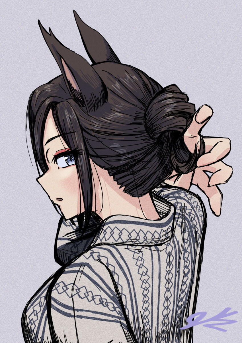 1girl air_groove_(umamusume) animal_ears blue_eyes brown_hair from_behind hair_bun highres horse_ears horse_girl japanese_clothes kimono looking_at_viewer purple_background short_hair sidelocks sideways_glance simple_background single_hair_bun solo tanasiso umamusume upper_body yukata